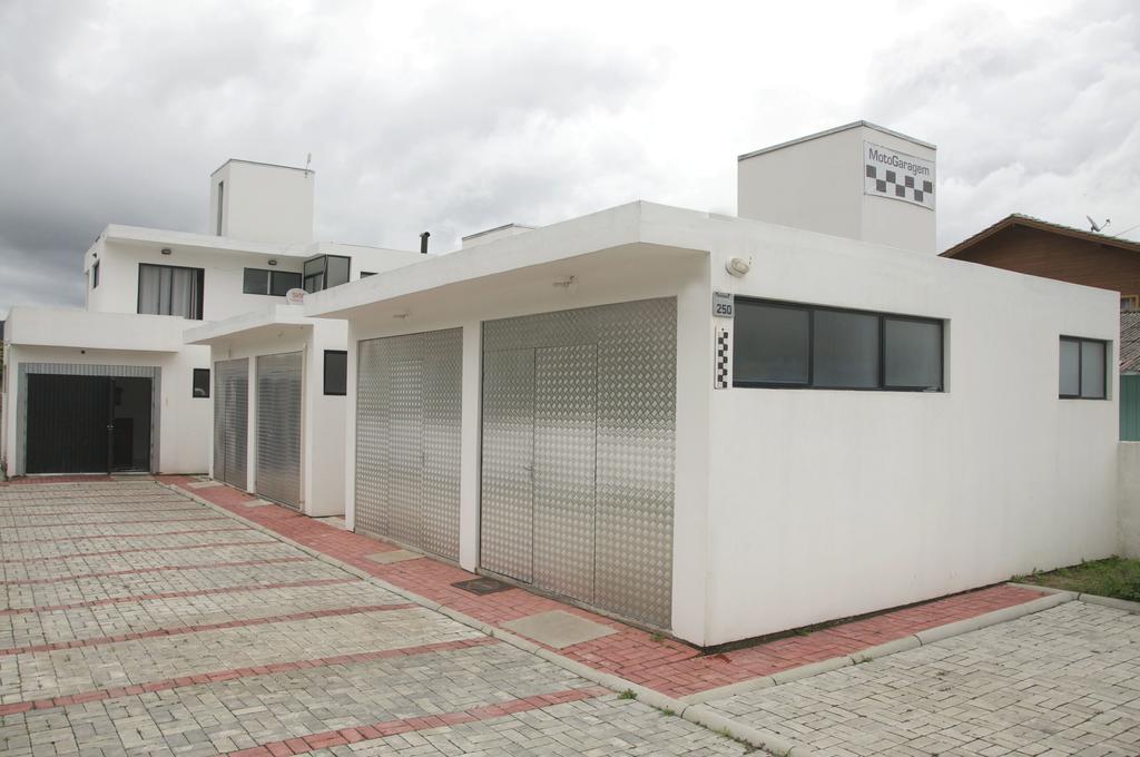 דירות אורוביסי Motogaragem מראה חיצוני תמונה